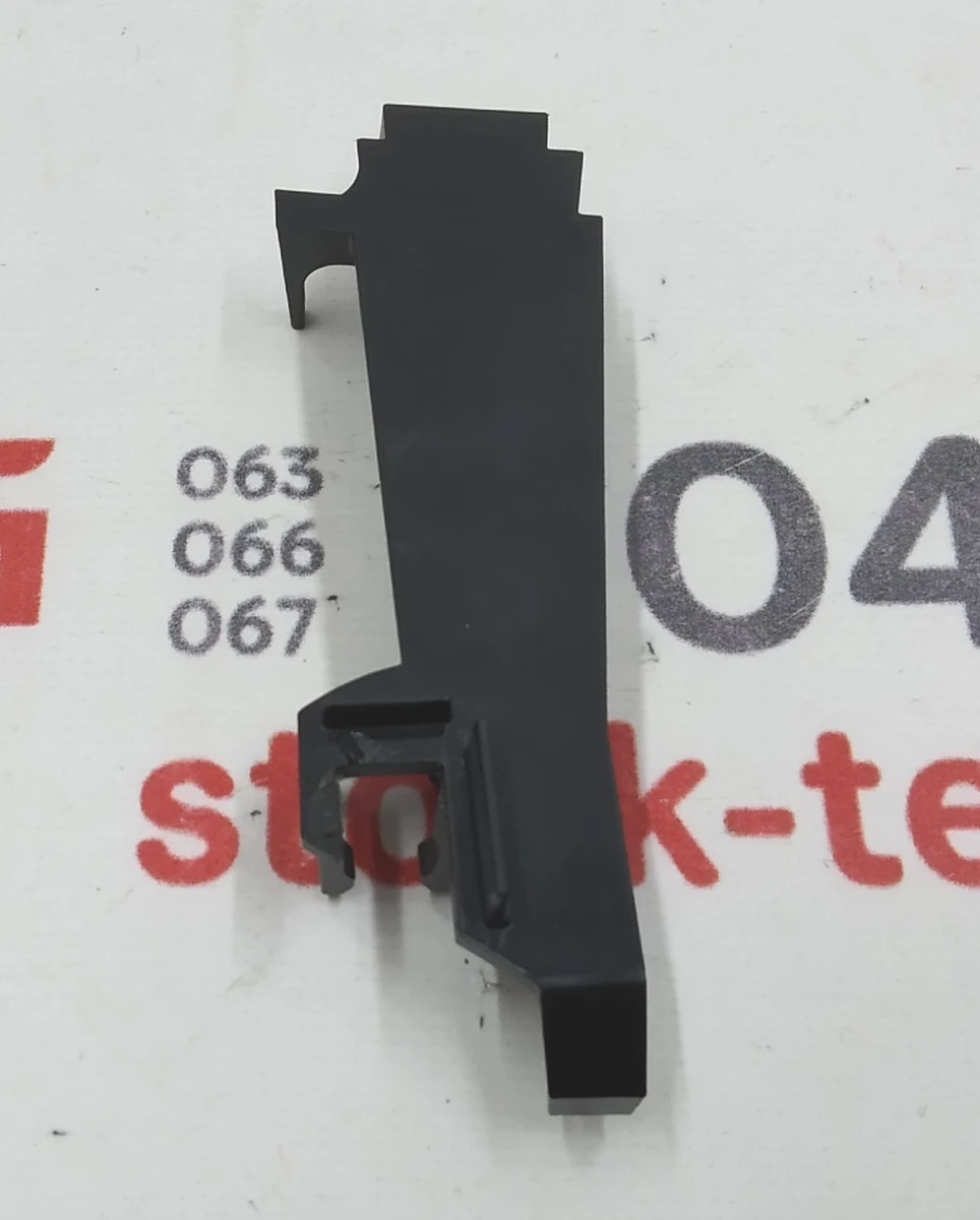 Накладка пластикова кронштейна кріплення ременя безпеки 2-го ряду сидінь лівого Tesla model S 1022114-00-B