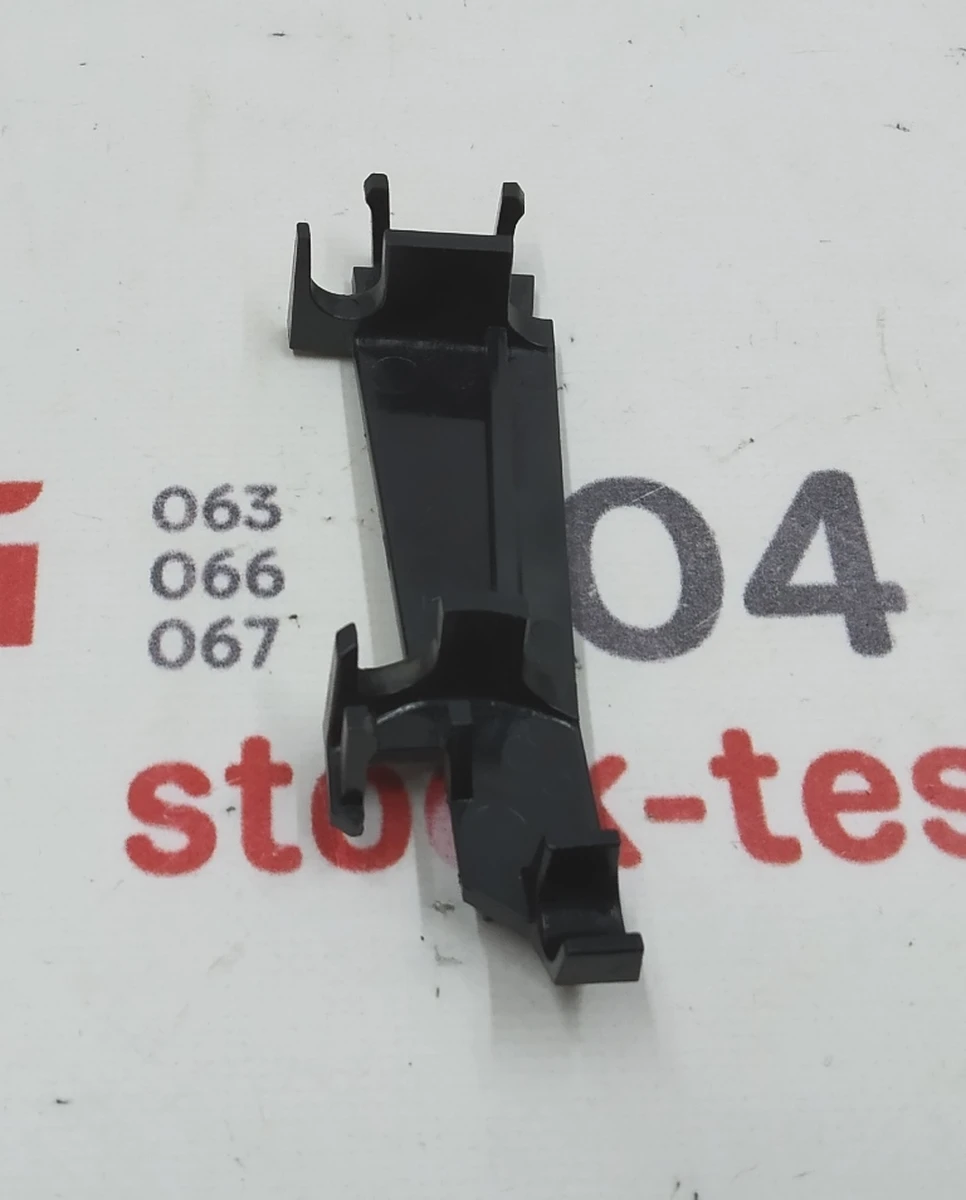 5 Накладка пластикова кронштейна кріплення ременя безпеки 2-го ряду сидінь правого Tesla model S 1022115-00-B