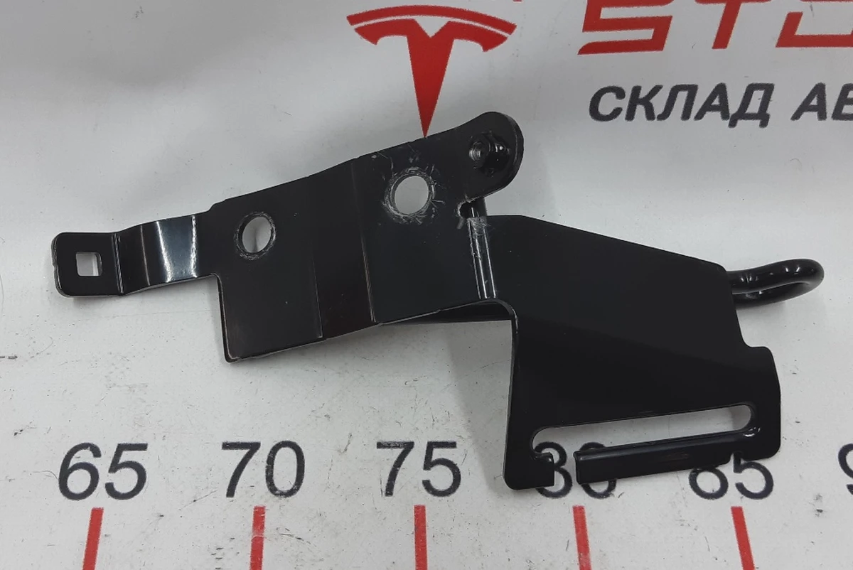 5 Кронштейн крепления ремня безопасности 2 го ряда сидений правый Tesla model S, model S REST 1022115-00-B