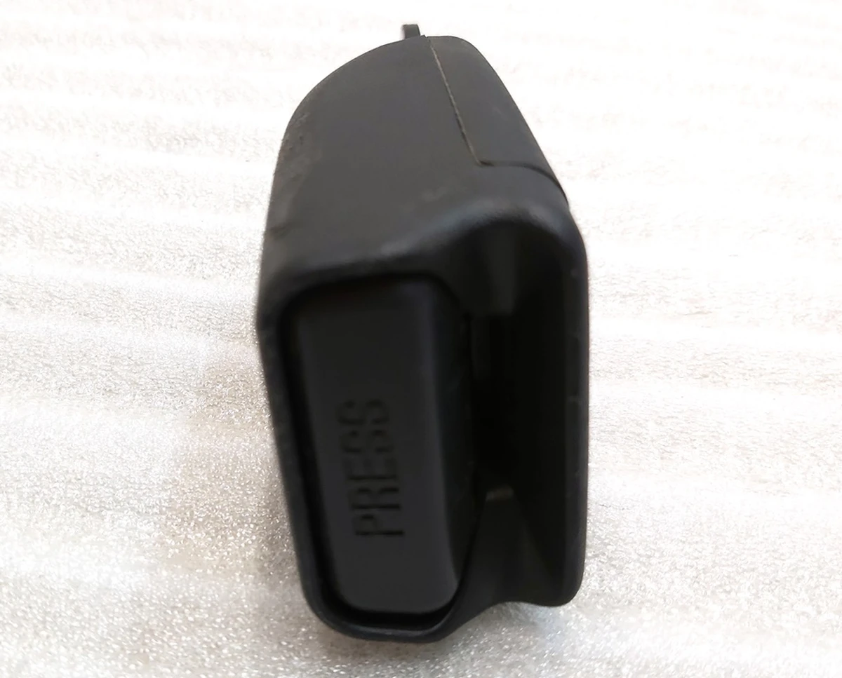 3 Замок ременя безпеки 2-го ряду сидінь Tesla model S, model S REST 1005269-00-B