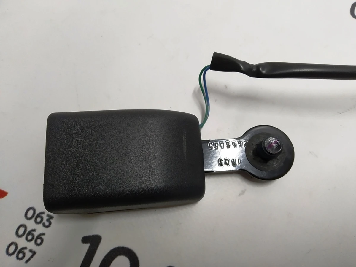 3 Замок ременя безпеки 2-го ряду сидінь із окисленням Tesla model S, model S REST 1005269-05-E