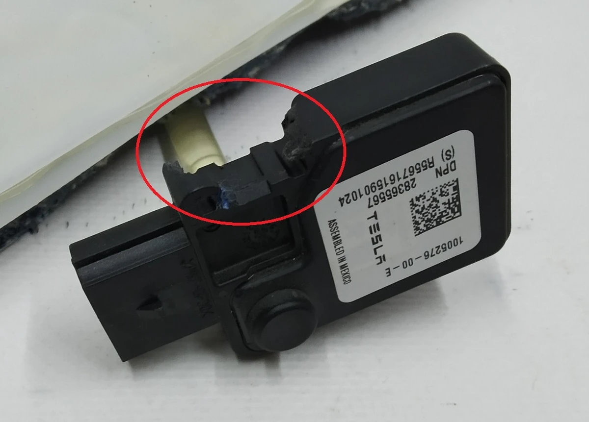 4 Датчик присутності сидіння пассажи GEN 1/GEN 2 (з пошкодженням) Tesla model S 1013123-03-B