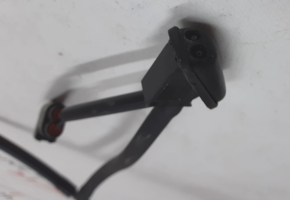 1 Форсунка склоомивача із підігрівом Tesla model S, model S REST 1005404-01-E