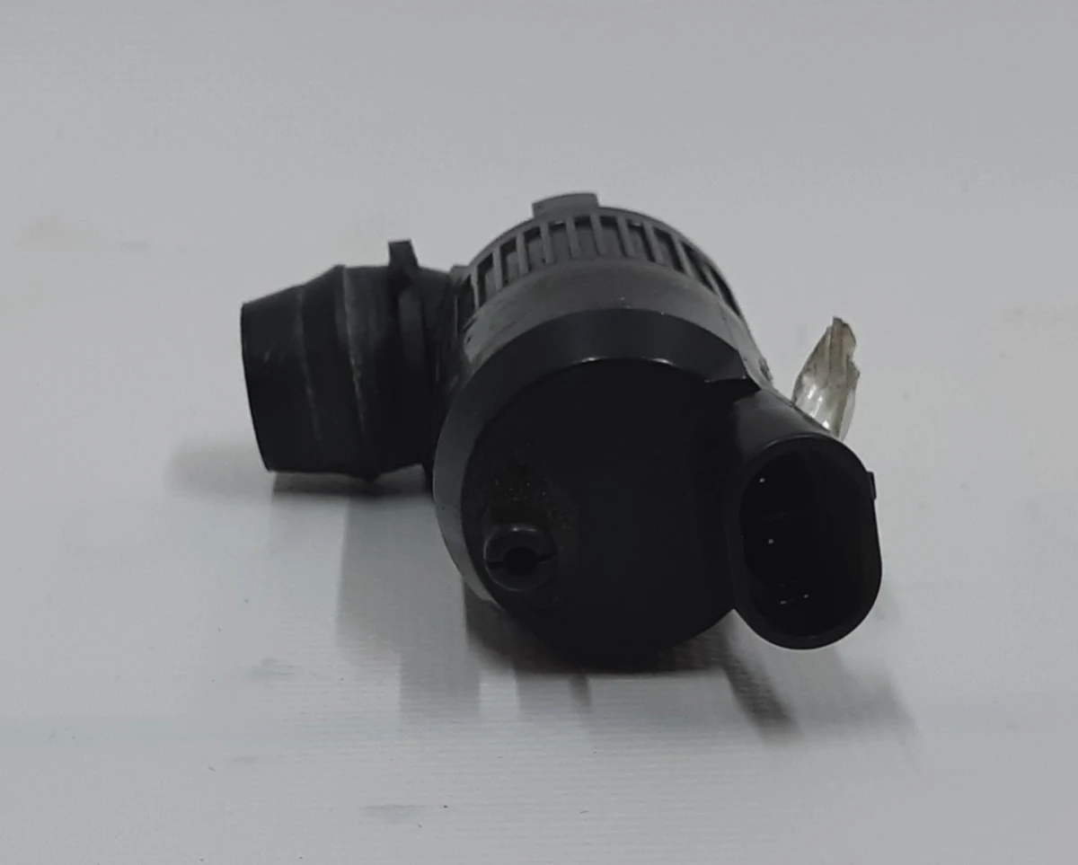 2 Насос бачка склоомивача з пошкодженням Tesla model S, model S REST 1005453-00-C