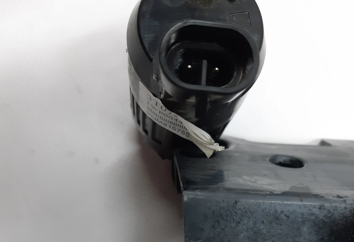 2 Насос бачка склоомивача з пошкодженням Tesla model S, model S REST 1005453-00-C