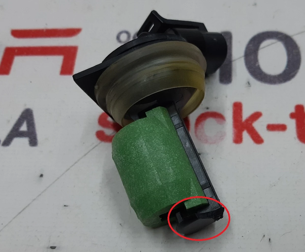 5 LOW FLUID LEVEL SENSOR with damage Tesla model S, model S REST 1005454-00-A