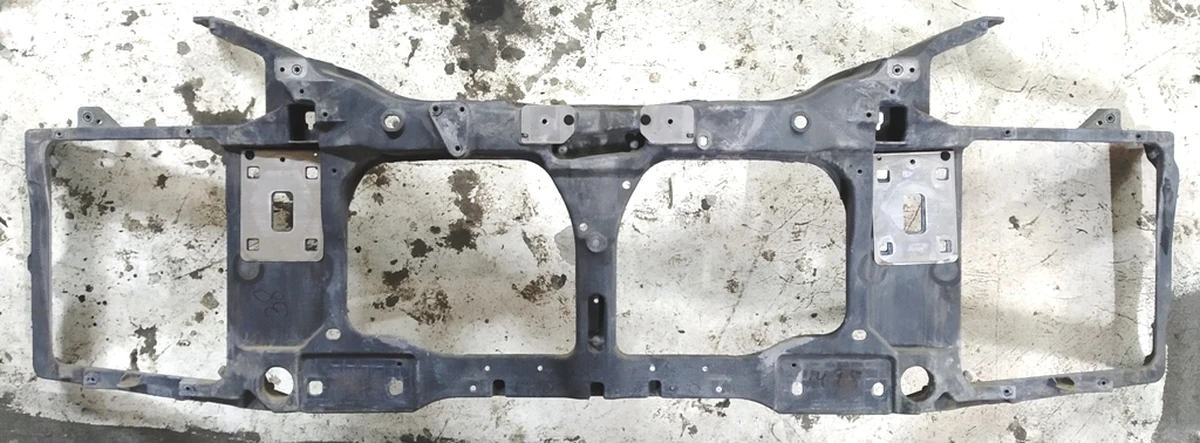 1 Панель радіаторів (телевізор) метал RWD в зборі з пластинами підсилювача і кронштейнами ізолятора Tesla model S 1005536-00-J