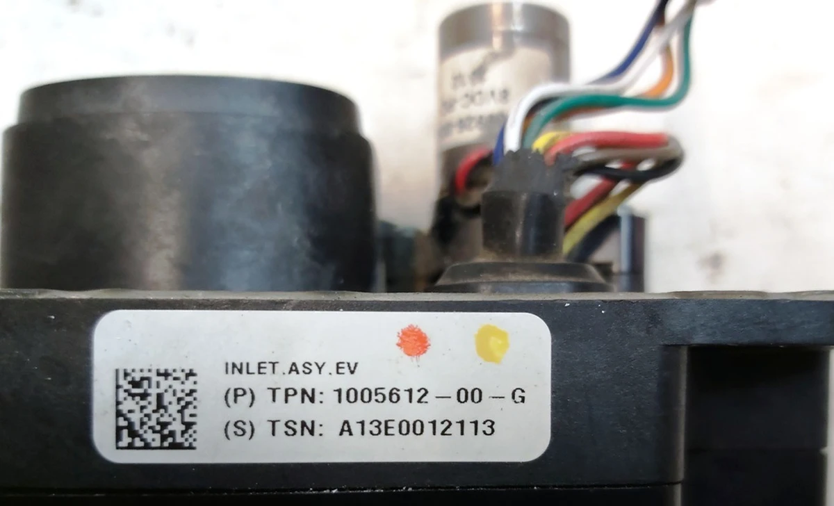 4 Порт зарядки (під магніт) (USA) без посадкового гнізда люка Tesla model S 1005612-00-K