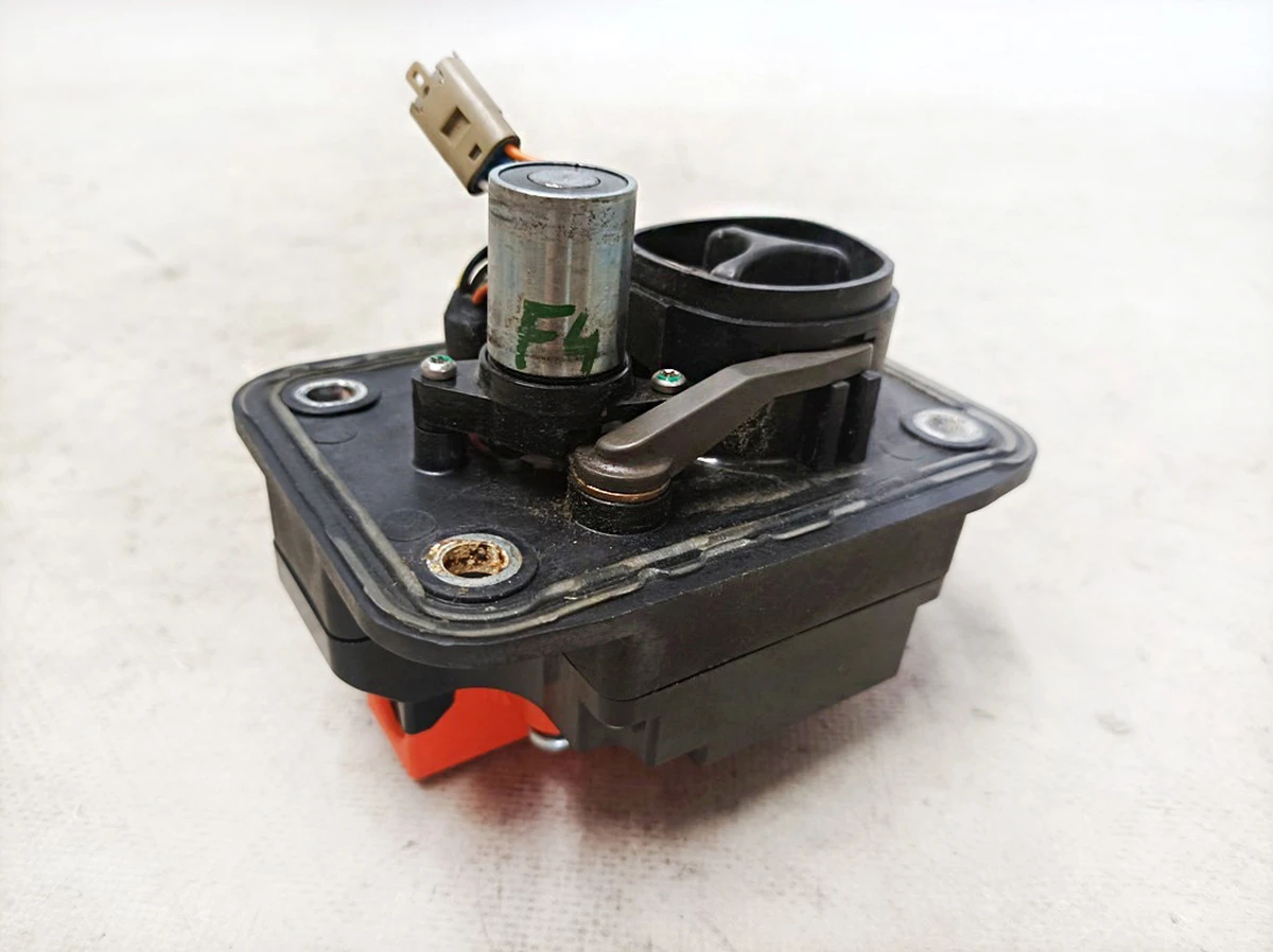 4 Порт зарядки (под магнит) без посадочного гнезда (USA) Tesla model S 1005612-00-K