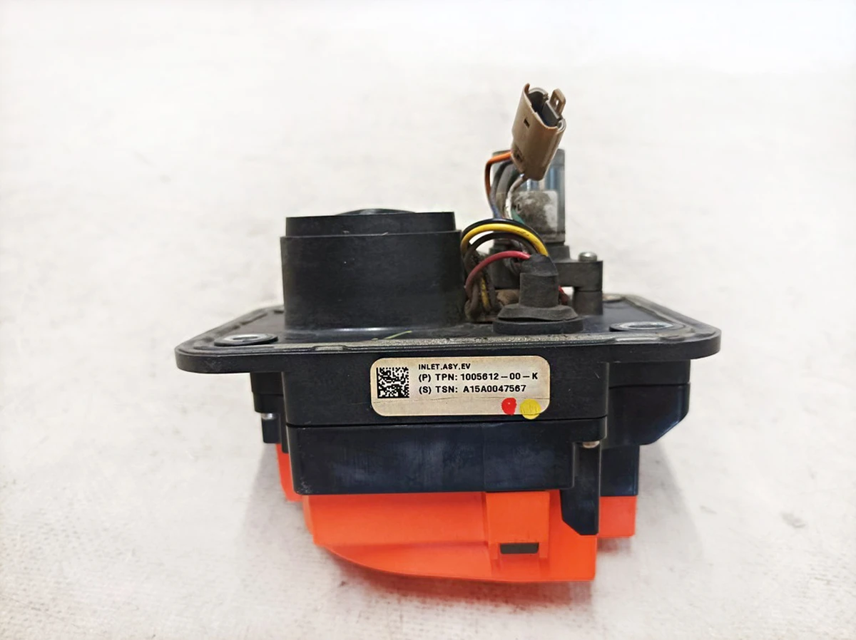 4 Порт зарядки (под магнит) без посадочного гнезда (USA) Tesla model S 1005612-00-K