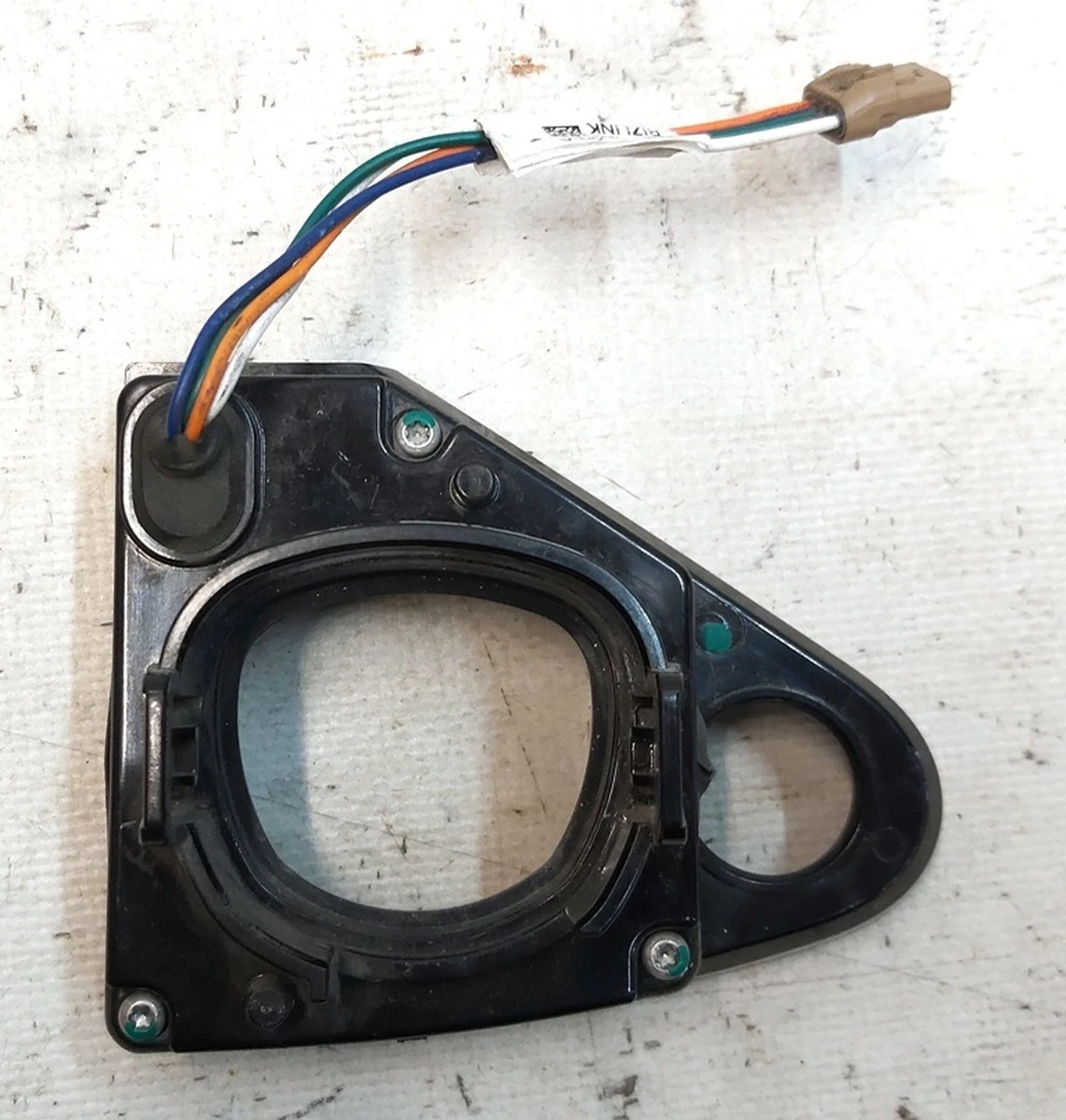 8 Посадочное гнездо лючка порта зарядки под магнит Tesla model S 1005613-00-E