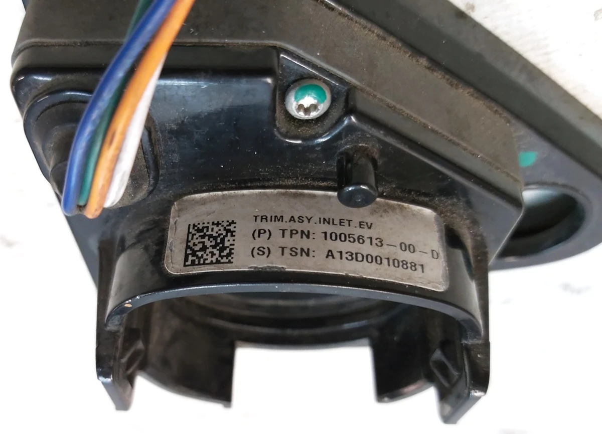 8 Посадочное гнездо лючка порта зарядки под магнит Tesla model S 1005613-00-E