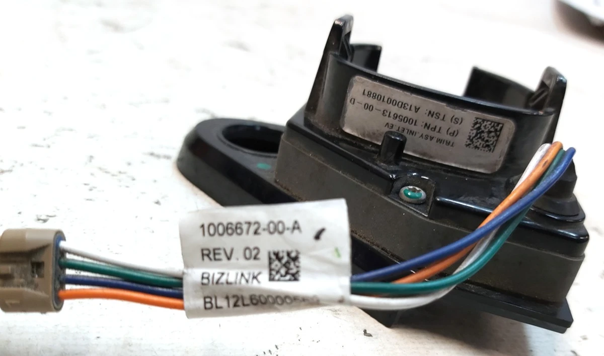 8 Посадочное гнездо лючка порта зарядки под магнит Tesla model S 1005613-00-E