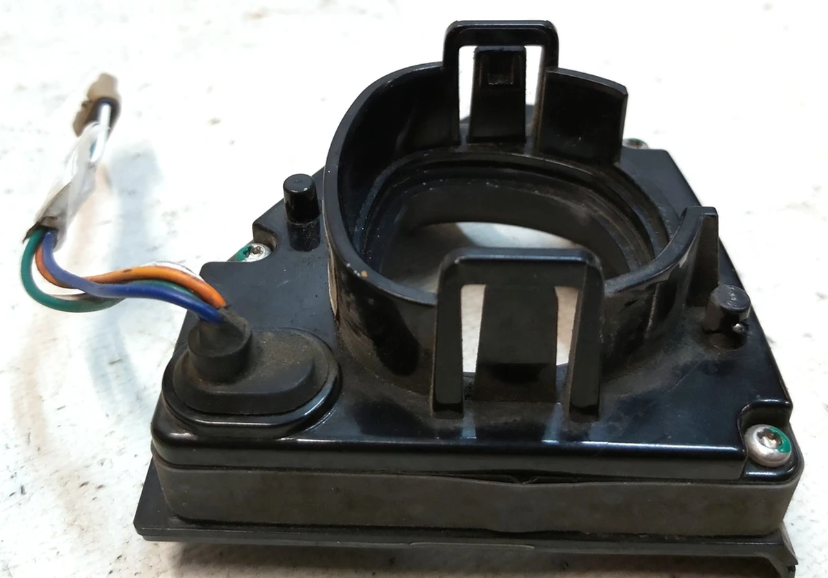 8 Посадочное гнездо лючка порта зарядки под магнит Tesla model S 1005613-00-E