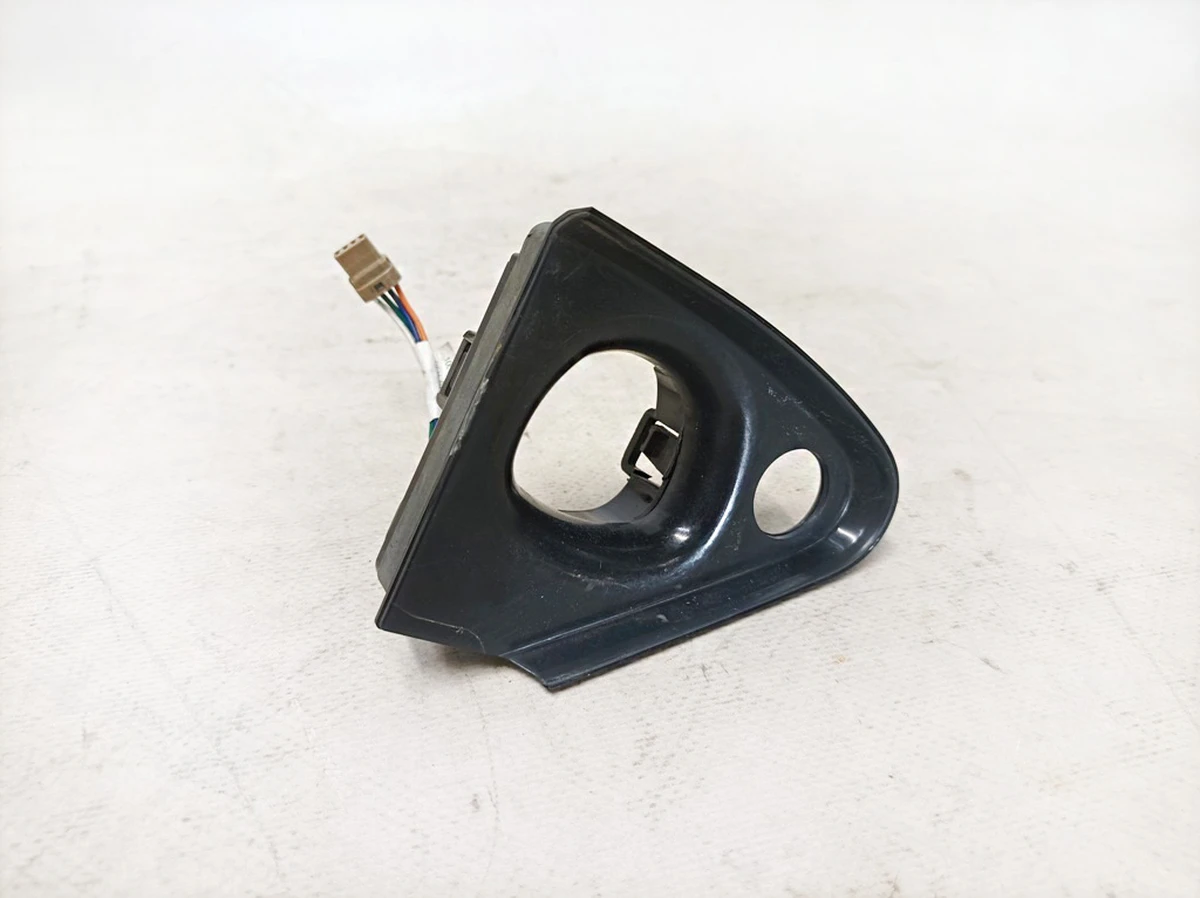 8 Посадочное гнездо лючка порта зарядки под магнит с повреждением Tesla model S 1005613-00-E