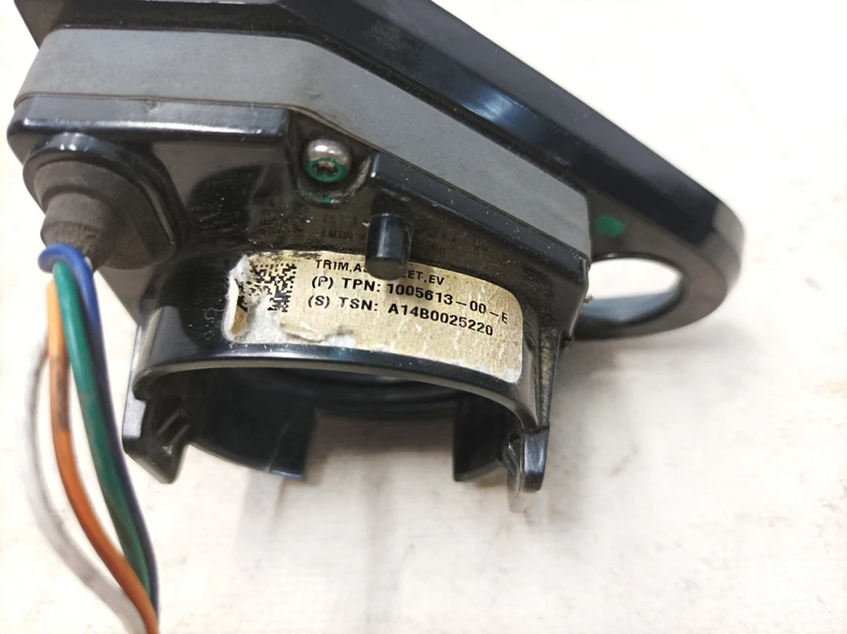 8 Посадочное гнездо лючка порта зарядки под магнит с повреждением Tesla model S 1005613-00-E