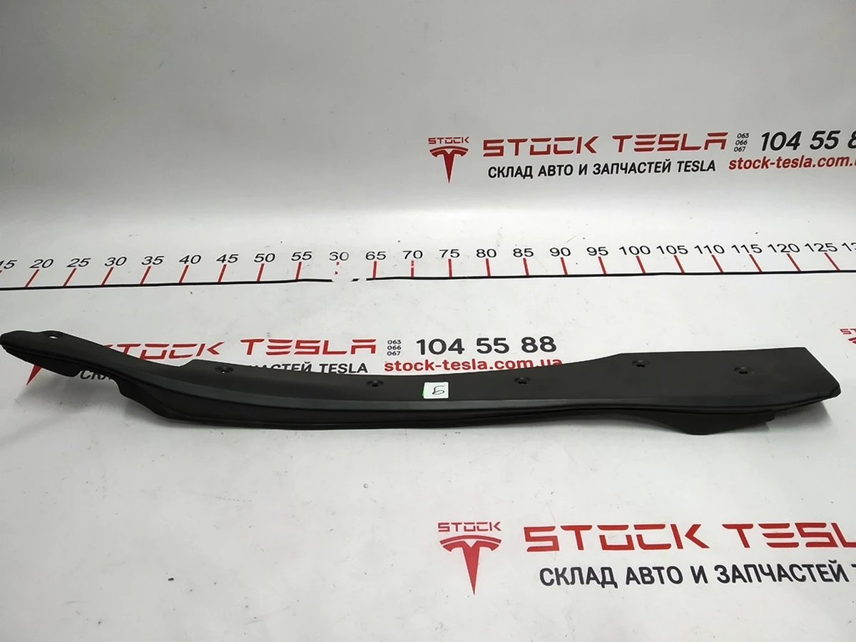 1 Пластик под датчик прижатия двери передней левой Tesla model X 1042410-00-D