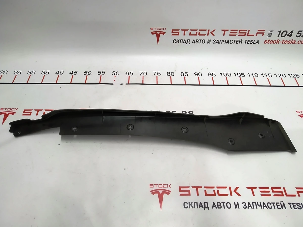 1 Пластик под датчик прижатия двери передней левой Tesla model X 1042410-00-D