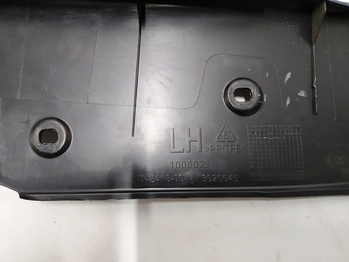 1 Пластик под датчик прижатия двери передней левой Tesla model X 1042410-00-D