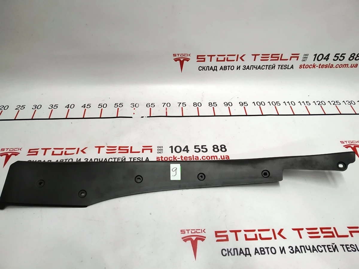 1 Пластик под датчик прижатия двери передней левой Tesla model X 1042410-00-D