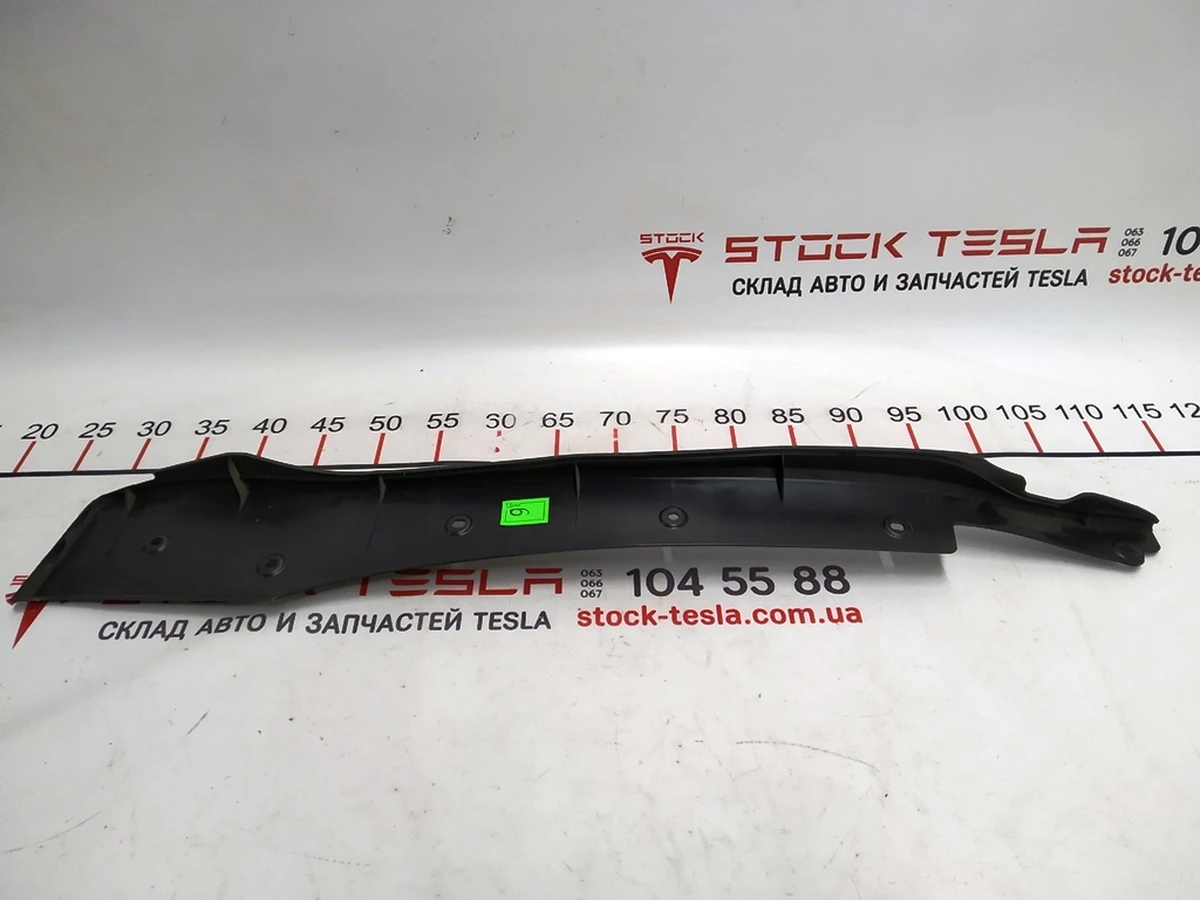 1 Пластик під датчик притиснення двері передньої правої Tesla model X 1042411-00-D