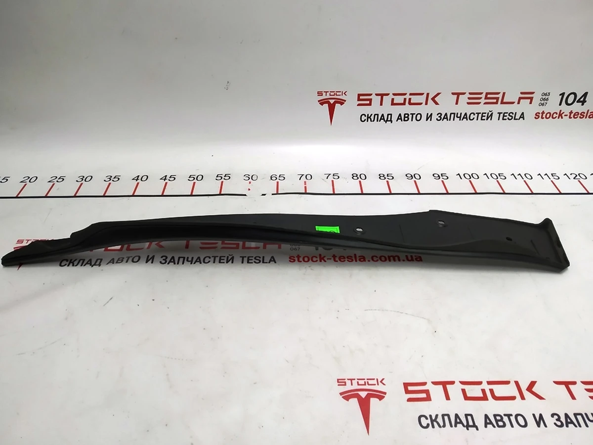 1 Пластик під датчик притиснення двері передньої правої Tesla model X 1042411-00-D