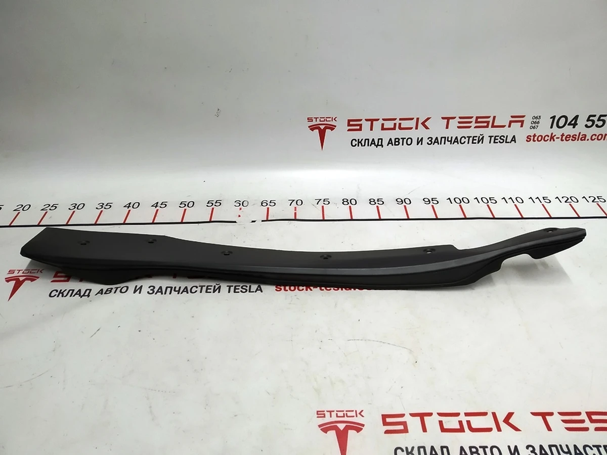 1 Пластик під датчик притиснення двері передньої правої Tesla model X 1042411-00-D