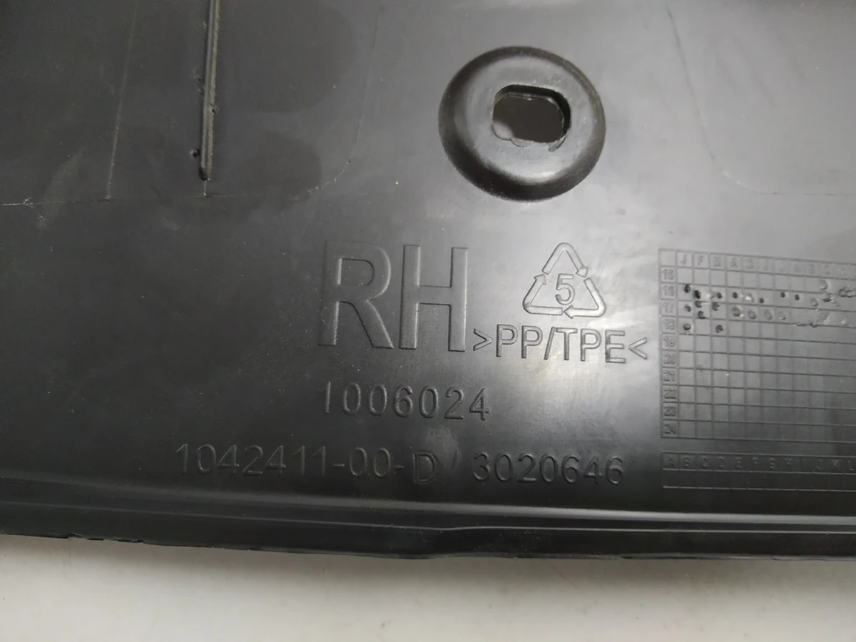 1 Пластик під датчик притиснення двері передньої правої Tesla model X 1042411-00-D