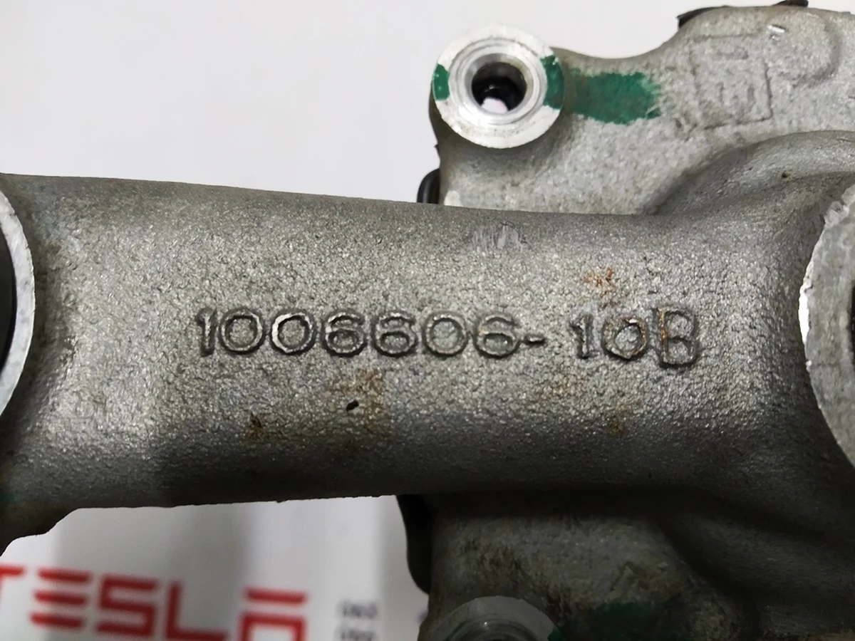 1 Трубка охлаждения ротора мотора внутрення с кронштейном Tesla model S 1025276-00-Q