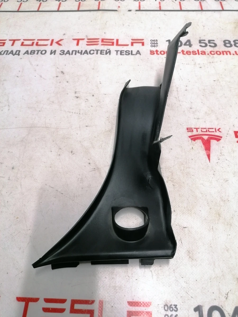 21 Накладка багажного прорізу зовнішня права (з ушкодженнями) Tesla model S REST 1021438-00-D
