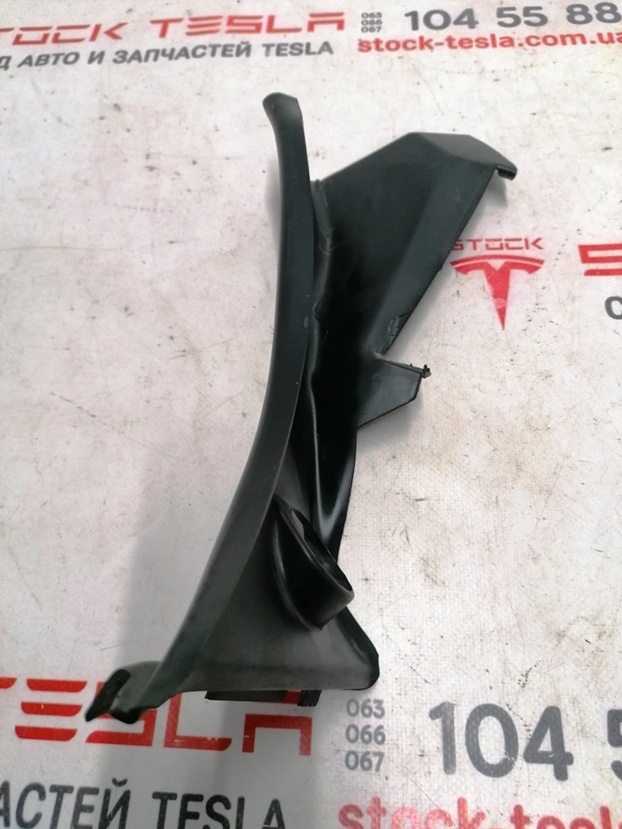 21 Накладка багажного прорізу зовнішня права (з ушкодженнями) Tesla model S REST 1021438-00-D