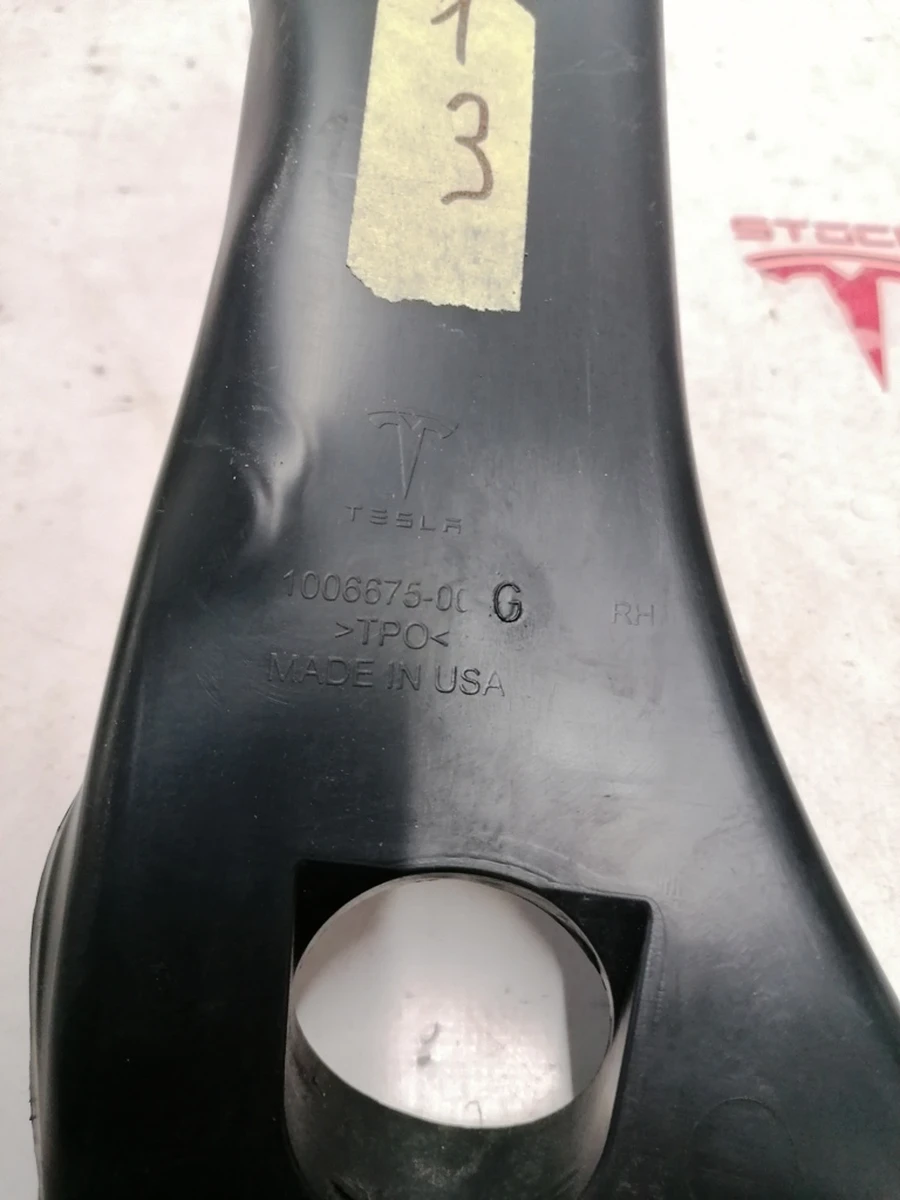 21 Накладка багажного прорізу зовнішня права (з ушкодженнями) Tesla model S REST 1021438-00-D