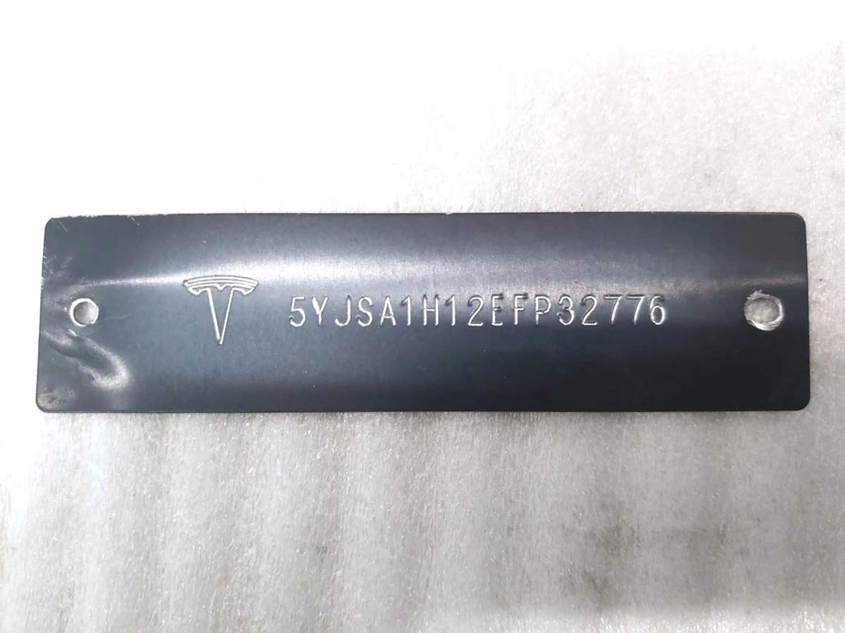 2 Табличка з VIN кодом під лобовим склом Tesla model S 85 1006865-00-C