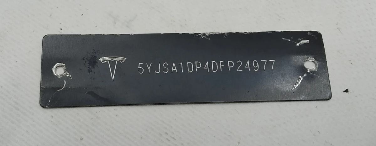 2 Табличка з VIN кодом під лобовим склом Tesla model S P85 1006865-00-C