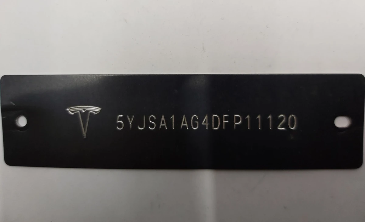 2 Табличка з VIN кодом під лобовим склом Tesla model S 60 1006865-00-C