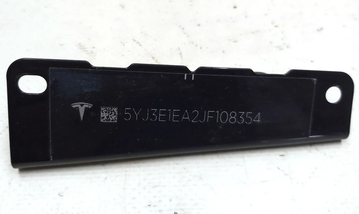 Табличка з VIN кодом під лобовим склом Tesla model 3 1006865-M3