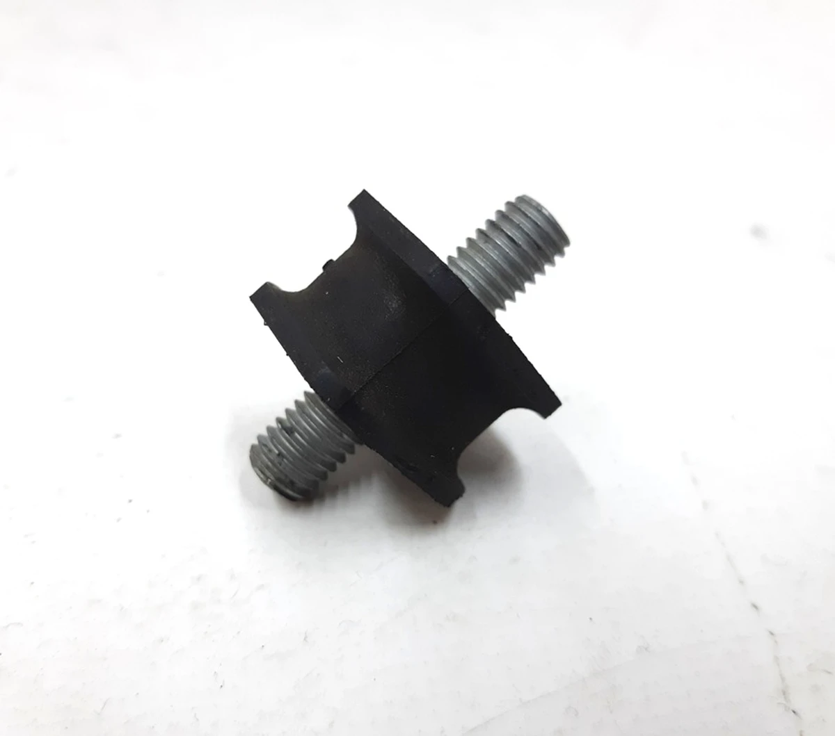 11 Шпилька-демпферне кріплення компресора Tesla model S, model S REST 1007055-00-C