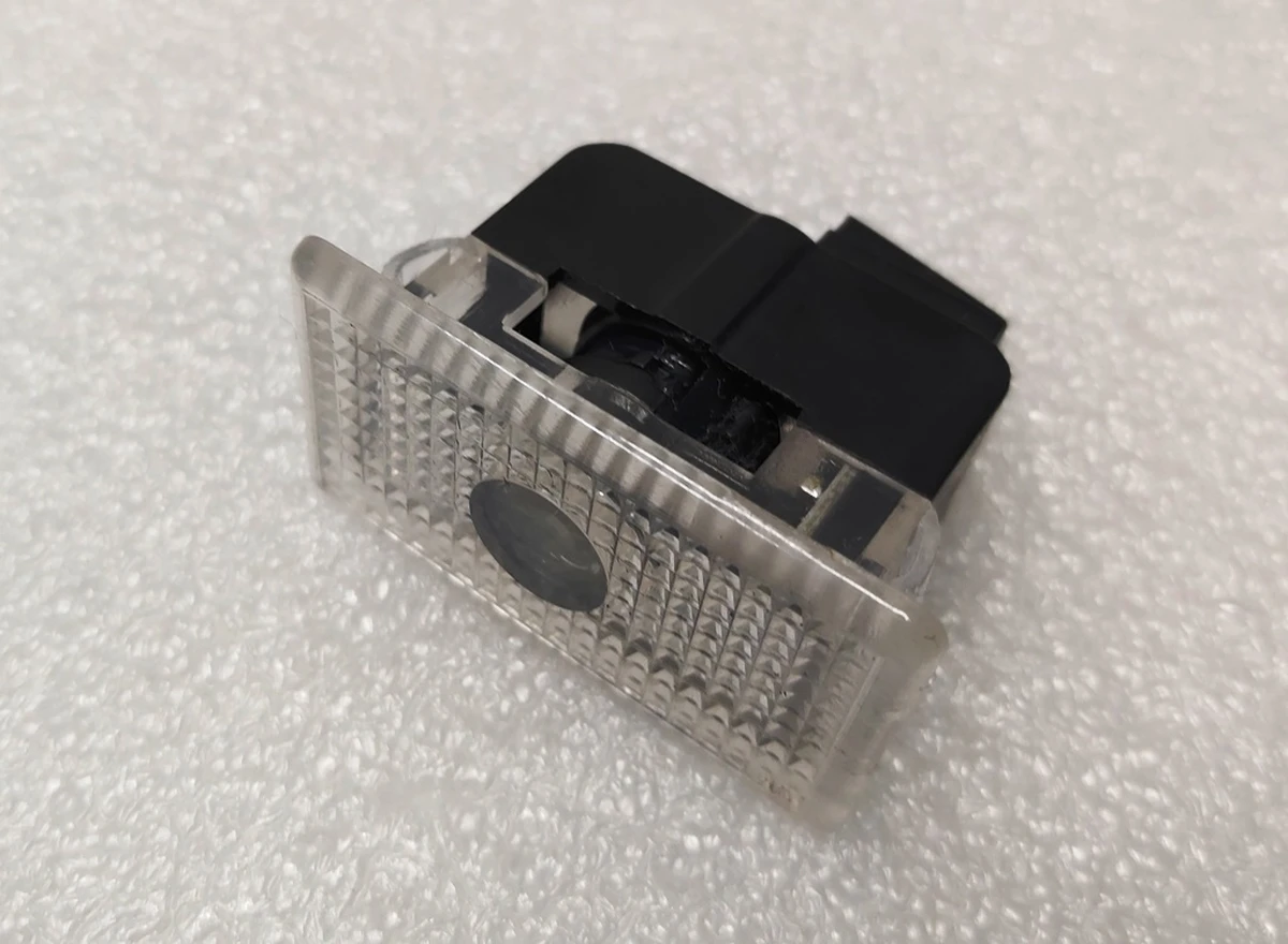 Фонарь подсветки карты двери с проекцией логотипа "Tesla" Tesla all models 1007151-70-Z Фонарь подсветки карты двери с проекцией логотипа "Tesla" Tesla all models 1007151-70-Z