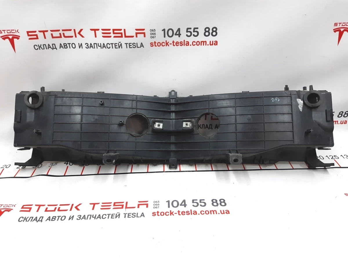 6 Damaged RWD Central Radiator Duct Tesla model S 1007256-00-K