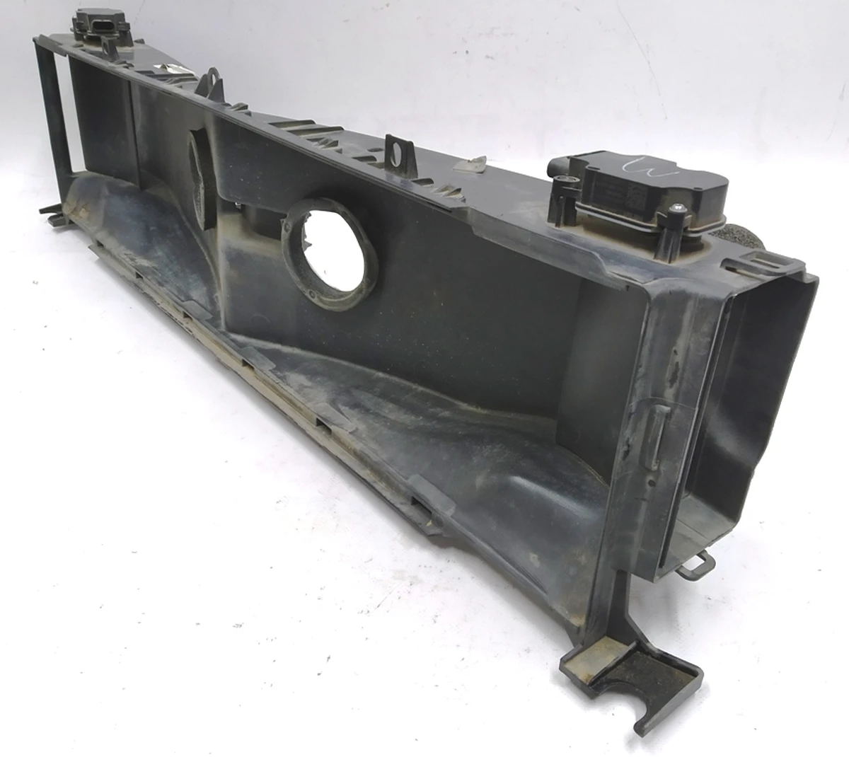 6 Air duct for the central radiator RWD, complete with blades and ventilation grille opening control modules Tesla model S 1007256-00-K