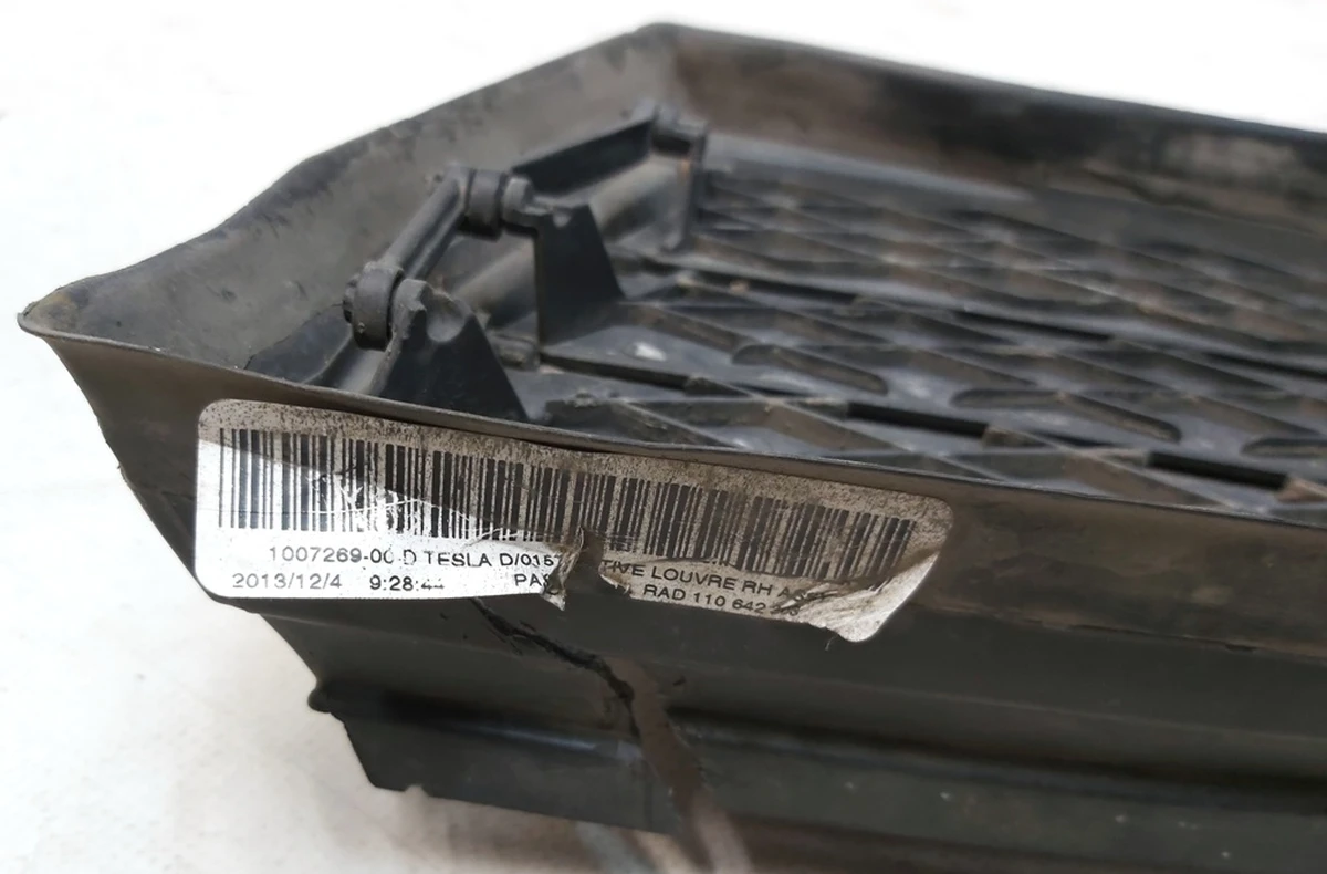 3 Корпус люверса активного правый (без модуля и хром накладок) Tesla Model S 1007269-00-F