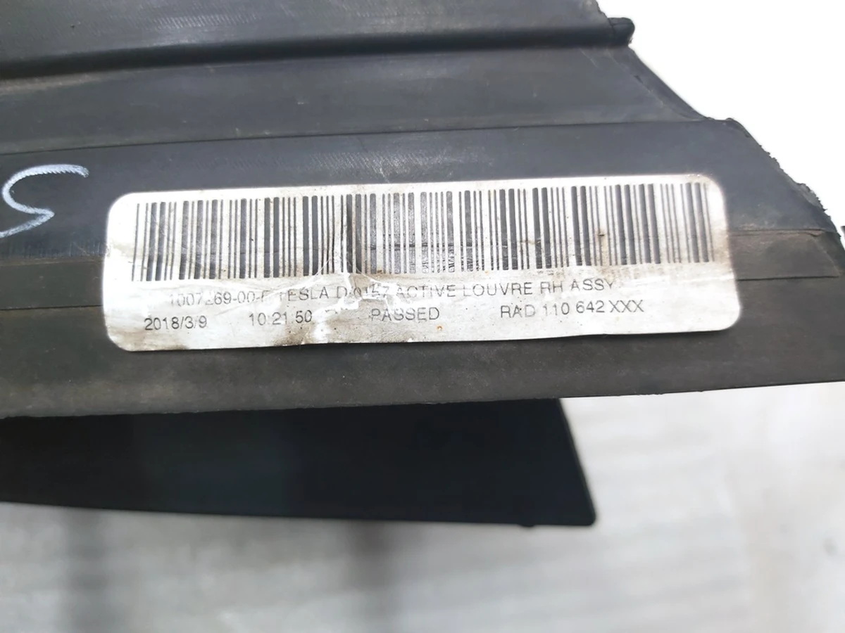 3 Корпус люверса активного правий (без модуля та хром накладок) з пошкодженням Tesla Model S 1007269-00-F