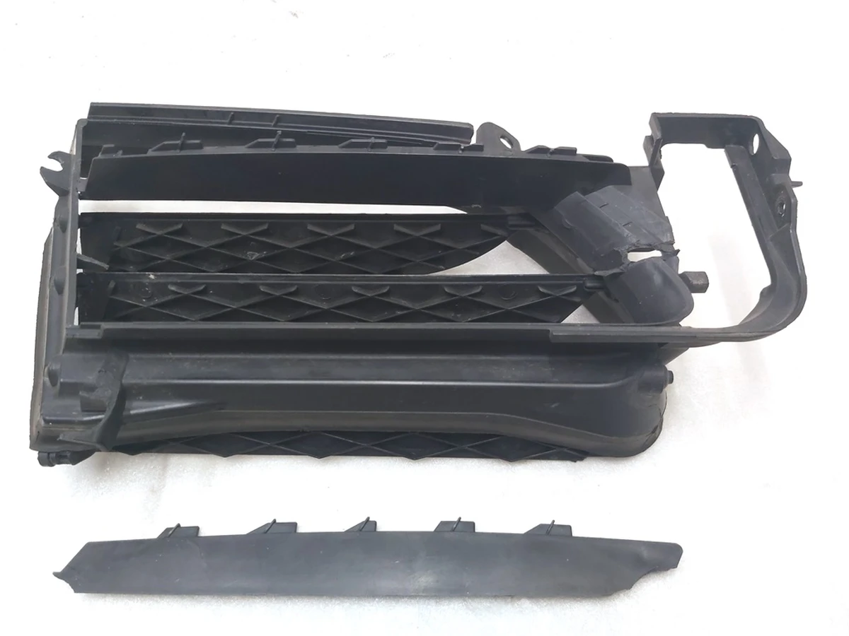3 Корпус люверса активного правий (без модуля та хром накладок) з пошкодженням Tesla Model S 1007269-00-F