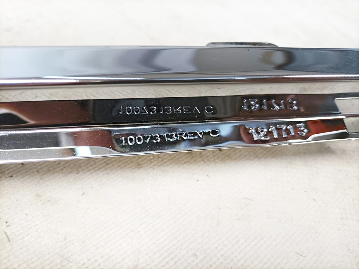 5 Молдинг накладки порога правого метал RWD (дрібні пошкодження) Tesla model S 1007313-00-C