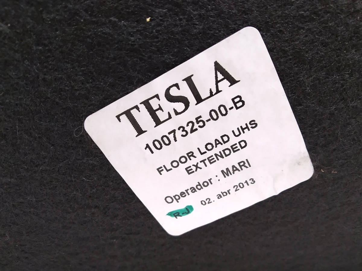 7 Ковровое покрытие бокса подкапотного RWD Tesla model S 1007325-00-E