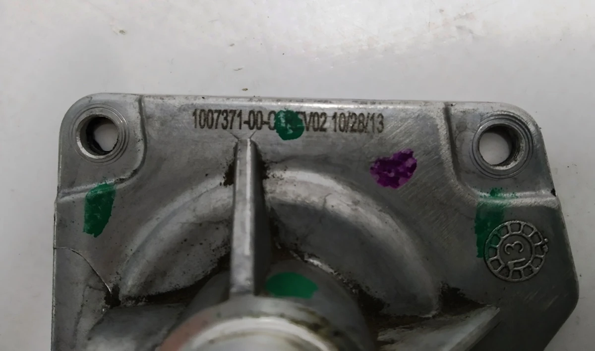 Кронштейн патрубка охолодження мотора в зборі з кільцем ущільнювача Tesla model S, model S REST 1007371-00-C