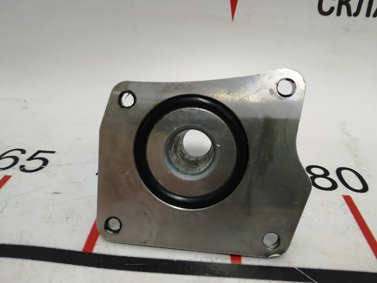 Кронштейн патрубка охолодження мотора в зборі з кільцем ущільнювача Tesla model S, model S REST 1007371-00-C