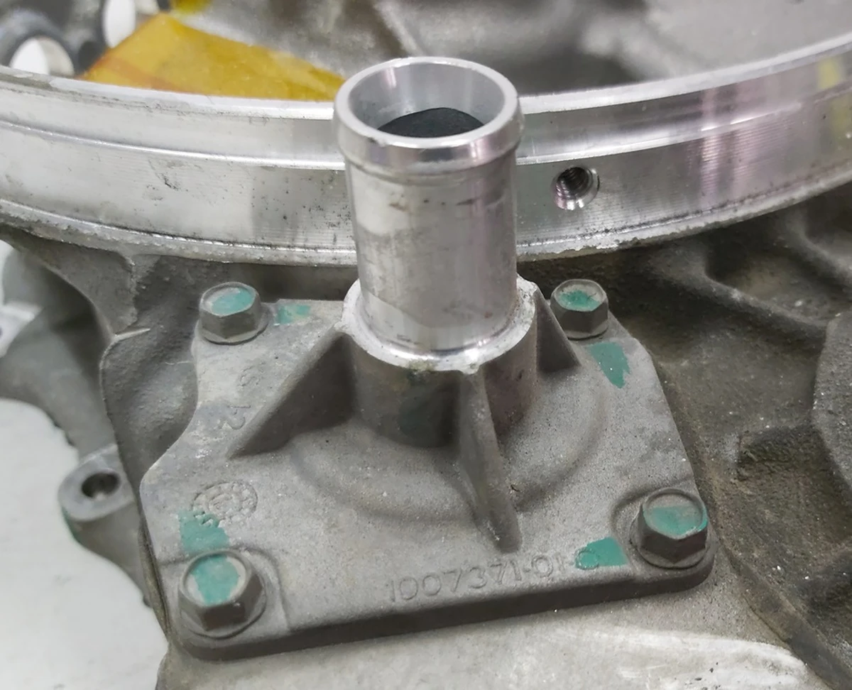 Engine cooling pipe bracket assembly with O-ring Tesla model S, model S REST 1007371-01-C