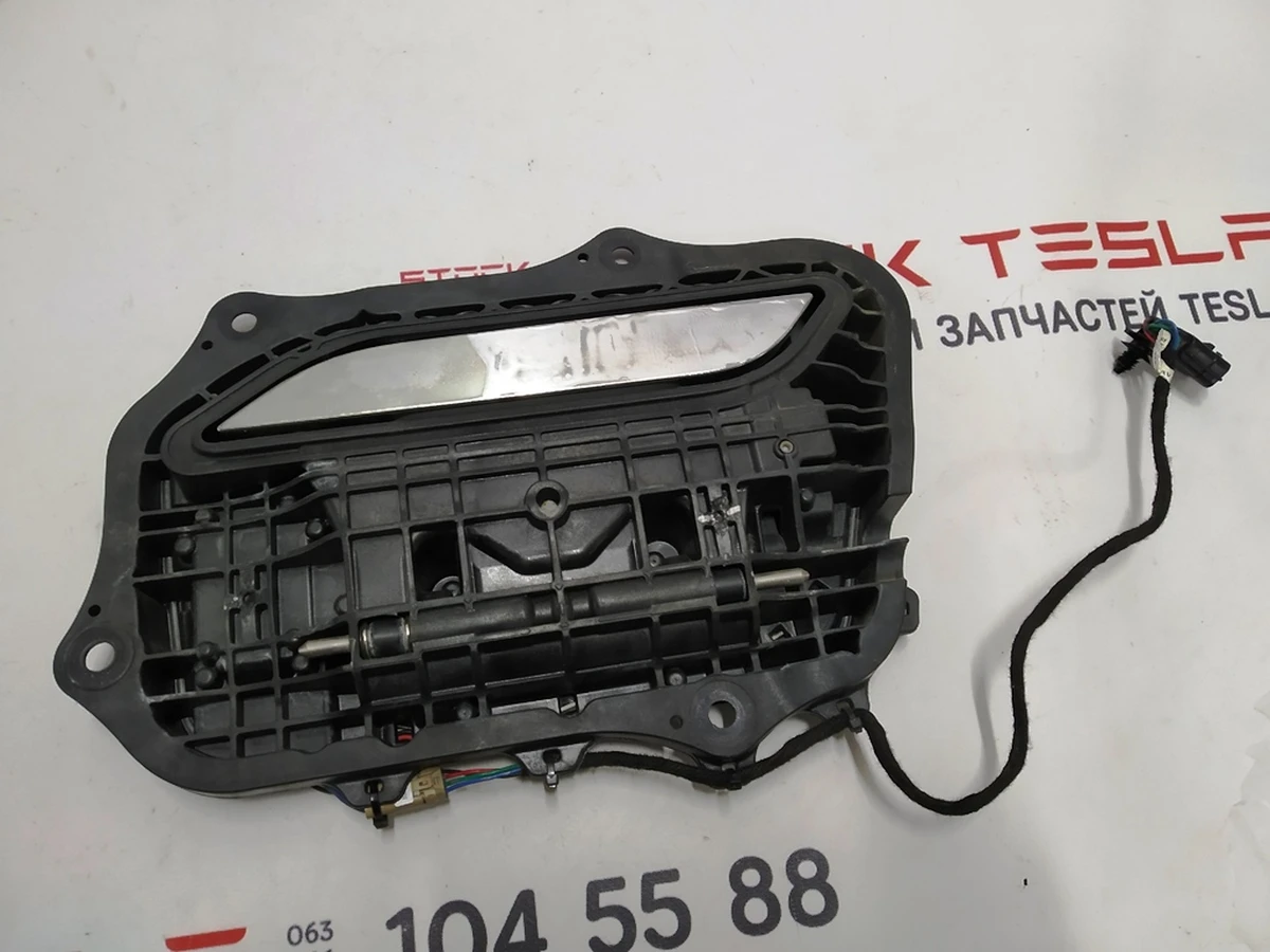 1 Механизм ручки наружной передней левой в сборе GEN 1 Tesla model S REST 1135718-S0-A