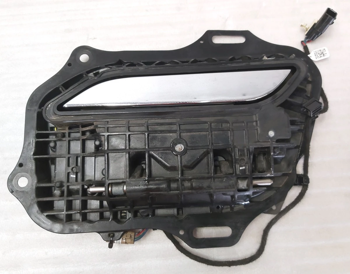 1 Механізм ручки зовнішньої задньої лівої GEN1 у зборі з хромом та внутрішньою пластиною Tesla model S 1135722-S0-A